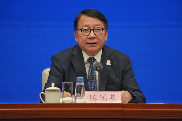 配资114 香港政务司司长陈国基答南方+：协办跨境项目，需三地政府共同筹划和密切配合